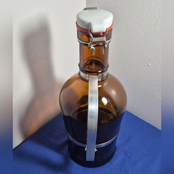 Muster Geschutzt 2L Amber Glass Beer Growler Aluminium Handle Swing Cap - Picture 4 of 9